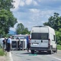 Sudar automobila i kombija na magistrali kod Čačka! Od siline udara auto se prevrnuo na bok, ljudi pritrčali u pomoć