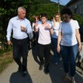 "Zajedno ćemo prebroditi i ovo": Premijerka obišla područja pogođena poplavama u Ćićevcu i razgovarala sa građanima…