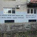 Grafiti mržnje u Novom Sadu protiv nastavnice Marije Vasić (FOTO)