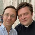 “Ja sam gej sveštenik i želim da se venčam sa svojim partnerom, ali mi crkva ne dozvoljava”