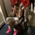 VIDEO Superzvezdu NBA izvezli u kolicima: Postigao 42 poena, a onda doživeo krah – Njujork nastavlja sa čudima, Boston pred…