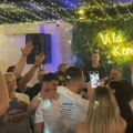 Uroš Živković se latio mikrofona, pa zapevao emotivne reči za tek rođenog sina: Otac i majka na ivici suza