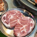 Recept dana: Sočni svinjski vrat iz rerne sa krompirom i aromatičnim začinima
