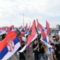 Veliki broj građana krenuo peške iz Novog Sada u Sremske Karlovce na obeležavanje godišnjice Oluje