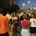 "Ne damo komšije": Posle obilaska zgrade u kojoj živi Šućak, Novosađani se vratili do "zida plača" koji je čuvala policija…