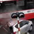 (Video) Voz smrskao auto na pružnom prelazu: Jeziva scena u Poljskoj: Vozač prošao kroz spuštenu rampu, a onda je usledio…