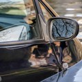 Neviđeni prizor u centru Loznice: Automobil završio u reci, niko ne zna kako je tu dospeo, građani u čudu