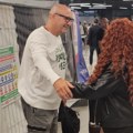 (Video) Ispod jaknice se nazire minić: Stoja (53) na aerodromu u ubitačnom stajlingu! Mrežaste čarape i šlic - Skinula se pa…