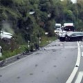 Tri smrskana vozila, jedno izletelo sa puta: Teška nesreće kod Užica, na licu mesta nastradao muškarac