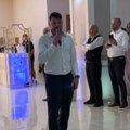 Šok na svadbi u Bosni ''Poklon'' od kuma ušetao u salu, gosti popadali na pod od smeha! (video)