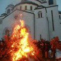 Ispred Hrama Svetog Save tradicionalno paljenje badnjaka