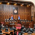 "Dobija u parlamentu oko pola miliona evra da bi radio 15 minuta" Parandilović i Kena u klinču u Skupštini tokom rasprave o…