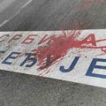 Grafiti "Srbija pobeđuje" iscrtani crvenom farbom u Veterniku