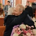 Putin izveo na večeru svoju bivšu nastavnicu: Kamera zabeležila emotivan susret sa ženom koja mu je promenila život! (video)…