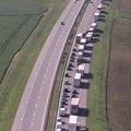 Kolaps na auto-putu Subotica-Novi Sad; Prevrnuo se kamion - formiraju se kilometarske kolone FOTO/VIDEO