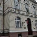 Deo školskog plafona pao na učenika: Incident u Kikindi, povređen gimnazijalac