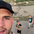 (Foto) Veljku krst oko vrata, a Bogdana u majici na bretele vratio se iz Rusije i ovako uživa sa ženom i decom: Ražnatovići u…
