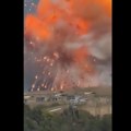 (Video) Eksplozija u fabrici, gust dim prekrio nebo! Detonacija odjeknula kilometrima, buknuo i ogroman požar: Stravični…