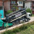 Asfaltiran krak Sarajevske ulice u Bostanima, novi put vodi do vrtića i škole