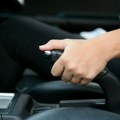 Ostavljate auto „u prvoj“ ili vučete ručnu kada parkirate? Majstori konačno rešili večitu dilemu