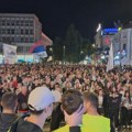 Predstavljanje Studentske liste u Čačku: Kandidati se obraćaju građanima, redari udaljili muškarca koji je prekinuo govor…
