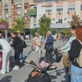 Dva predizborna skupa danas u Čačku: Štandovi Studentske liste i Ujedinjene Srbije jedni preko puta drugih