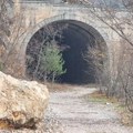 Ovako danas izgleda tunel u kom je sniman film „Lepa sela, lepo gore“: Obilaze ga samo slučajni prolaznici
