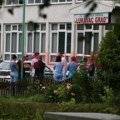 Detalji tragedije u Lukavcu: Učenik koji je teško ranio nastavnika ispalio četiri metka, pucao i u učionici