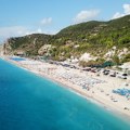 Srpski turista heroj na lefkadi: Spasao Rumunku dok je sa mužem pravila selfi na plaži Katizma, jedna osoba se udavila…
