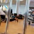 Ljudi po podu, štite decu telima: Jeziv snimak odmazde Hamasa na aerodromu u Tel Avivu (video)