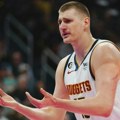 Nikola Jokić ubacio 18 poena iz slobodnih bacanja u pobedi Denvera nad Voriorsima, trener Golden Stejta izjavio da je to…