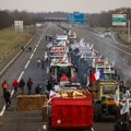 Фармери се на тракторима приближавају Паризу, у Белгији блокаде широм земље