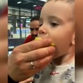 Mali Vukašin je prvi put probao limun: Njegova reakcija je potpuni hit, otopiće vam srce (video)