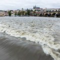 Ljude evakuišu sa krovova zgrada! Alarmantna situacija u Evropi zbog nezapamćenih poplava (video)