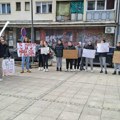 Prvi protest u Crnoj Travi – građani i studenti zajedno, većina posmatrala kroz prozore