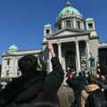 Demonstranti jajima gađali zgradu Skupštine Srbije