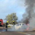 Izgoreo automobil u dvorištu između zgrada Požar u Novom Sadu, vatrogasci sprečili širenje plamena
