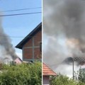 Gori porodična kuća u Smederevskoj Palanci: Eksplodirala plinska boca, kulja gust crni dim (Video)