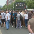 „Idemo da podržimo Aleksandra Vučića“ - veliki broj pristalica SNS-a, među njima i Darko Glišić, krenuo ka Pionirskom parku…