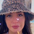 Anđela krišom snimila gastoza: Baškare se na plaži, ona u roze kupaćem sa šeširom na glavi, a evo šta svi komentarišu (foto)…