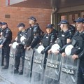 Studenti u blokadi okupljeni ispred Filozofskog fakulteta u Novom Sadu traže da dekan napusti zgradu