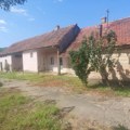 Kuća na placu od 12 ari prodaje se 10.000 evra! Ima priključke za struju i vodu: Cena može i po dogovoru (foto)