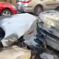 Strašan prizor u centru Beograda: Vatra progutala 3 automobila, stakla porazbijana, unutrašnjost potpuno spržena (video)