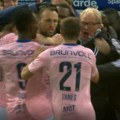 (VIDEO) Kakav gol: Pogodio sa pola terena na asistenciju golmana!