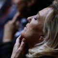 Le Pen "namirisala krv" - Makronu ponestaje opcija