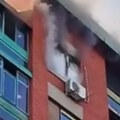 Požar u zgradi u Valjevu: Gori stan na poslednjem spratu, širi se gust dim (snimak)