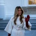 Меланија Трамп у савршеном празничном издању: Дочекала јелку која је стигла у Белу кућу у ципелама и капуту из снова