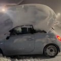 Kuće i vozila nestali pod snegom, ljudi kopaju tunele do svojih domova (video)