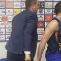 VIDEO: Press konfencija traje, a u hodniku urlici, uvrede, udarci