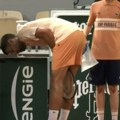Novak Đoković se uhvatio za stomak, posle 4 sata tenisa nije mogao više da izdrži
